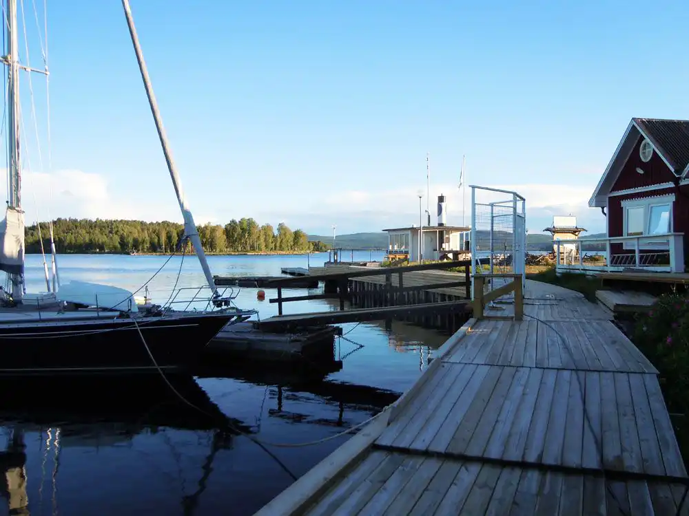Bild från nya bryggan mot medlemsbryggorna, tagen den 20 juni-18, BK-Flottaren Bild från nya bryggan mot medlemsbryggorna, tagen den 20 juni-18, BK-Flottaren