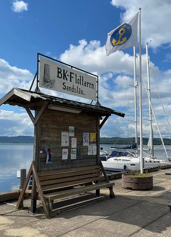 Anslagstavla vid gästhamnen hos BK-Flottaren Anslagstavla vid gästhamnen hos BK-Flottaren