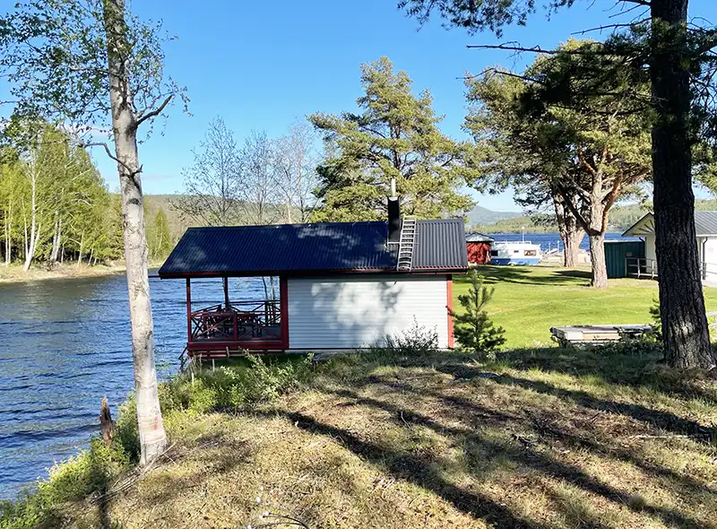 En bit in från kanalens inlopp ligger BK-flottarens mysiga bastu