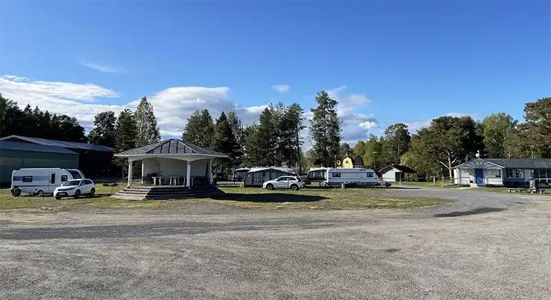 Områdesbild: Flottarscenen, ställplatser och klubbhuset hos BK-Flottaren