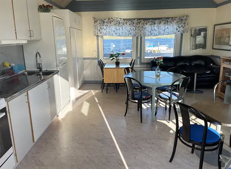 Gästköket i den högra boden med utsikt över kanalen hos BK-Flottaren