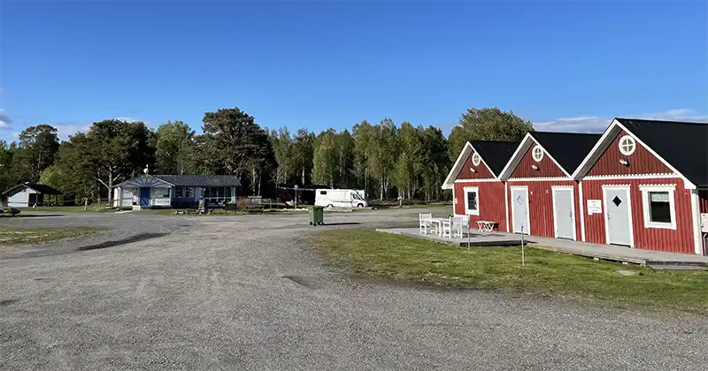 Områdesbild: Klubbhuset och bodarna med övernattningsrum, gästkök och tvättstuga hos BK-Flottaren