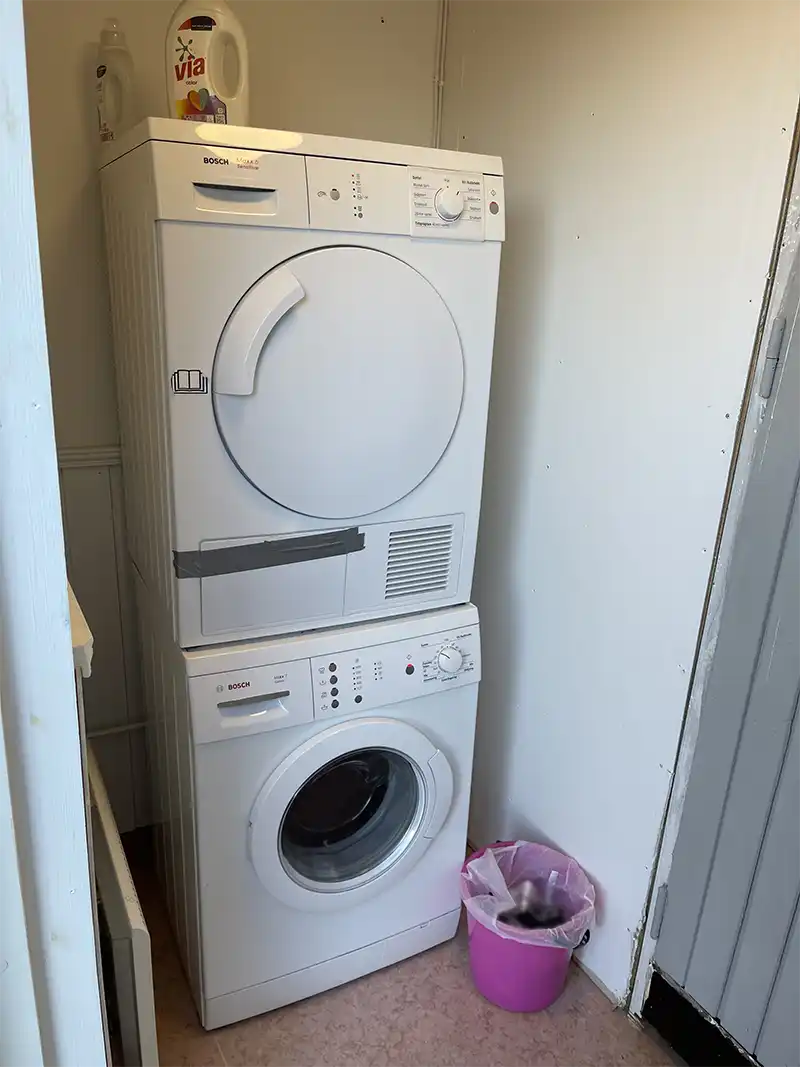 Det finns både tvättmaskin och torktumlare i vår tvättstuga, BK-Flottaren