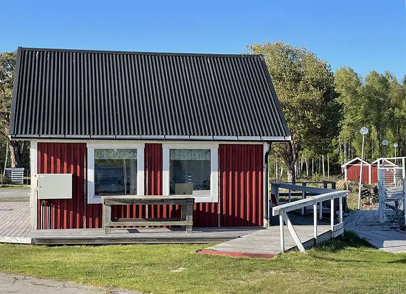 Tvättstugan finns på baksidan av den högra boden, BK-Flottaren
