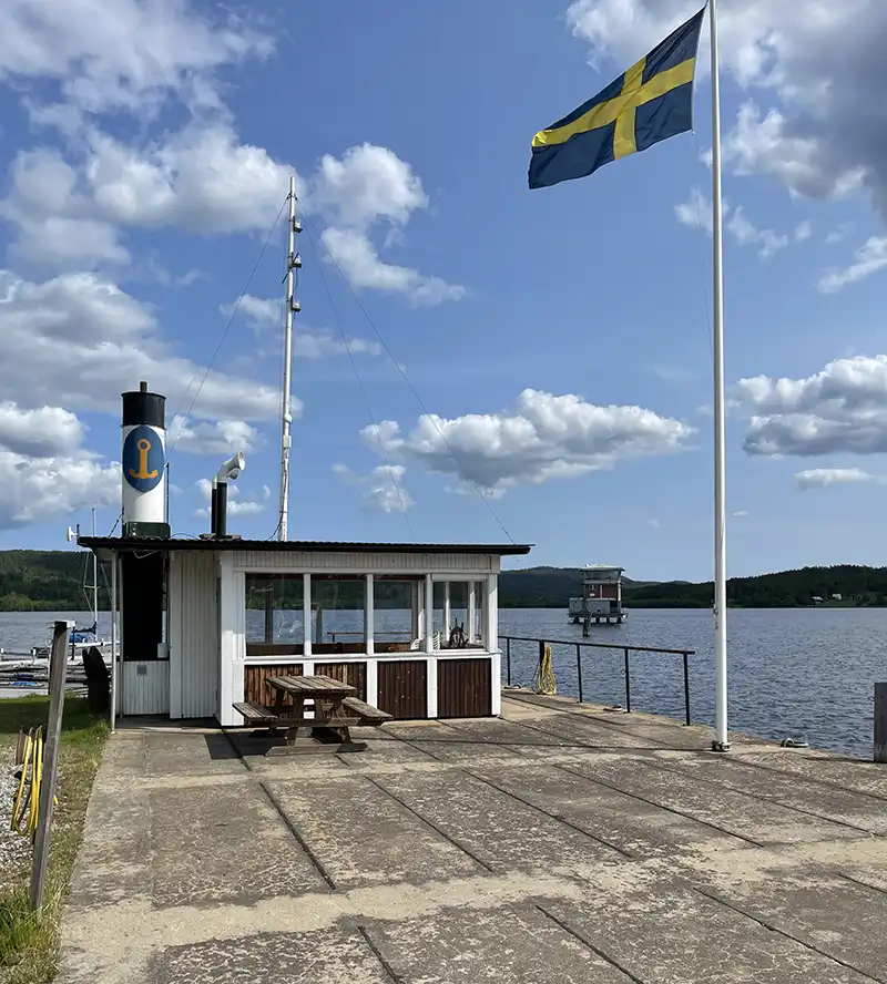 </p>
<p>Utanför styrhytten ser man det gamla kontrolltornet från flottartiden<br />
