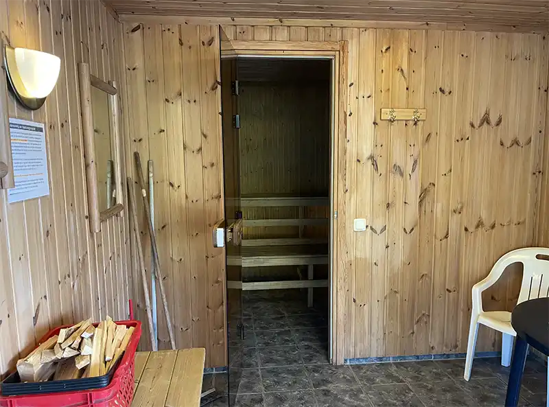 Välkommen in i vår vedeldade bastu