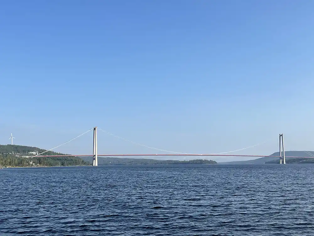 Högakustenbron med Hotell Höga Kusten till vänster i bild Högakustenbron med Hotell Höga Kusten till vänster i bild